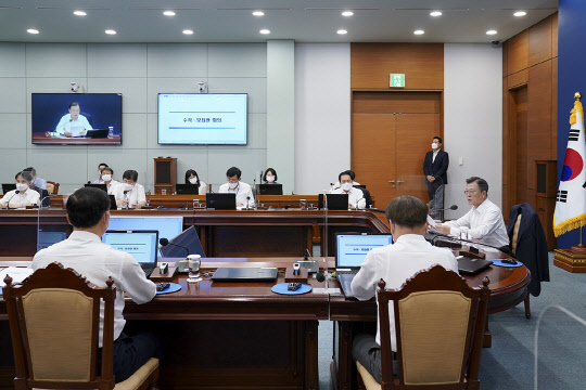 지난 26일 문재인 대통령이 수석·보좌관회의를 주재하는 모습. 청와대 제공.